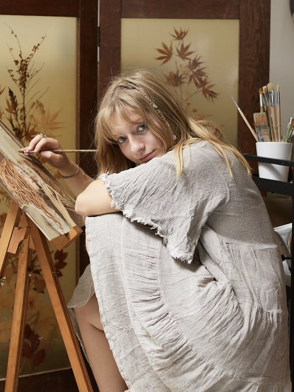 Photo d'Élise Maquère dans son atelier de peinture